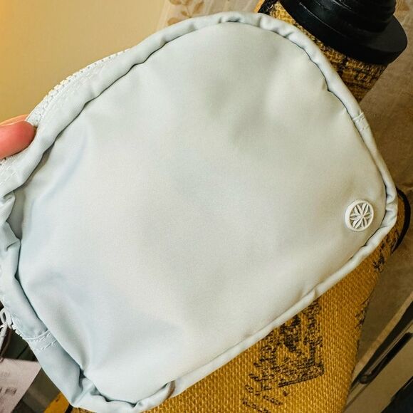 GAIAM Sidekick Waist pack NWT in light gray - Picture 7 of 8